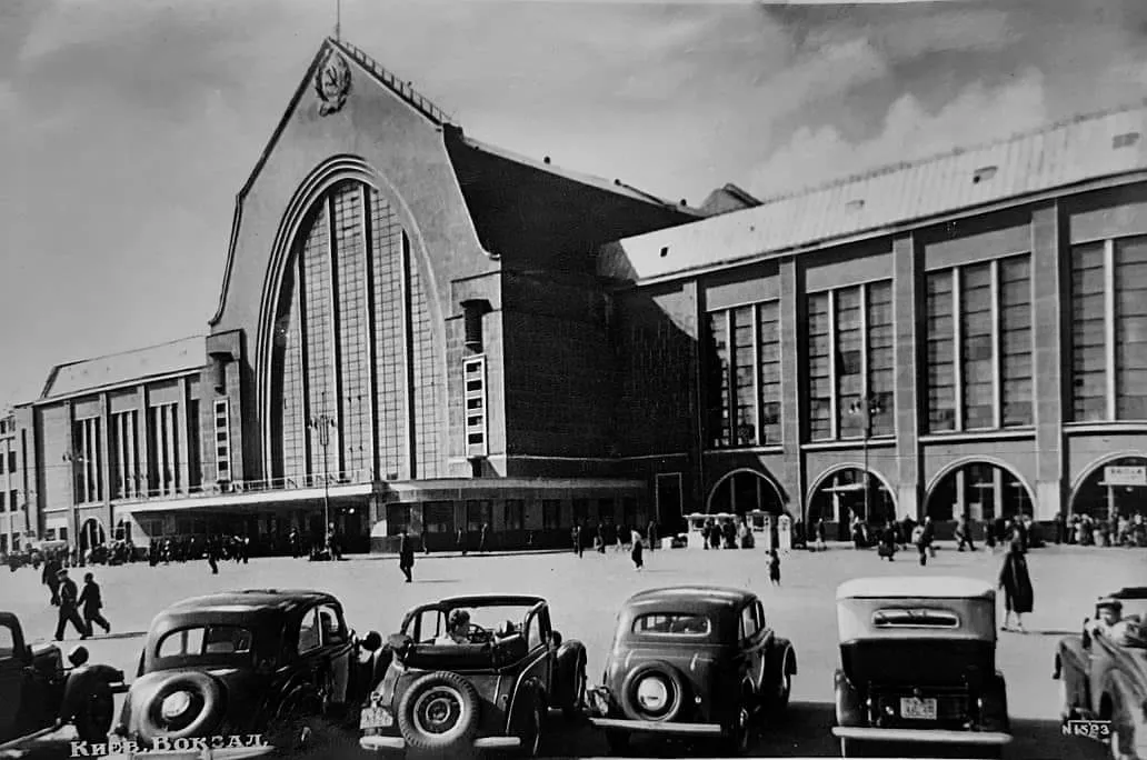 Парковка автомобилей возле Центрального вокзала в советские времена/Фото: Музей истории Киева