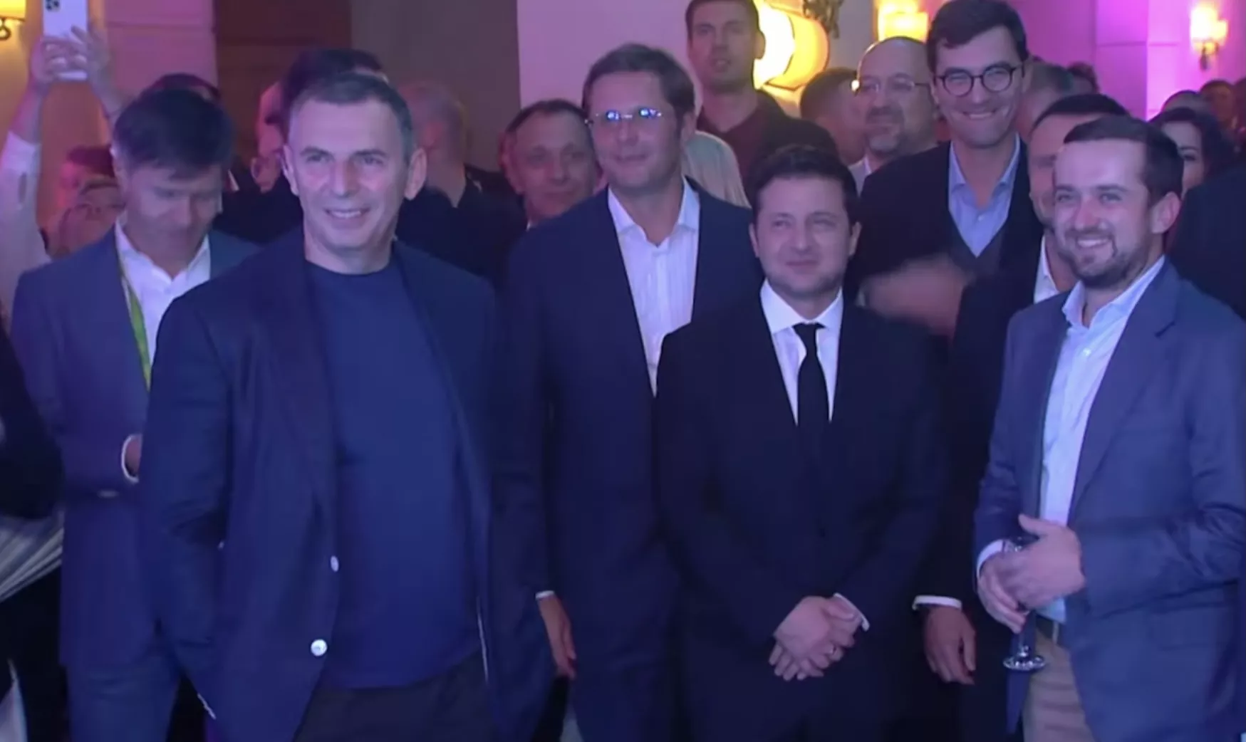 Президент Зеленський і його помічники стримуються, аби не піти до танцю / Cкріншот із передачі "Світське життя"
