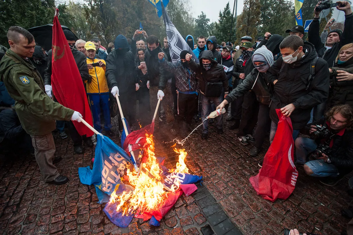 Учасники маршу палили прапори СРСР і "Партії регіонів". Фото: delo.ua
