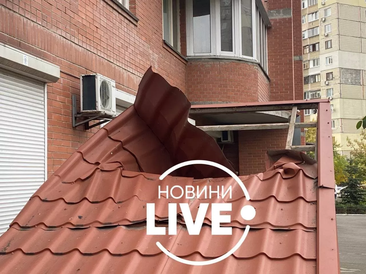 У Дарницькому районі столиці з вікна багатоповерхівки випала жінка / Фото: Новини LIVE