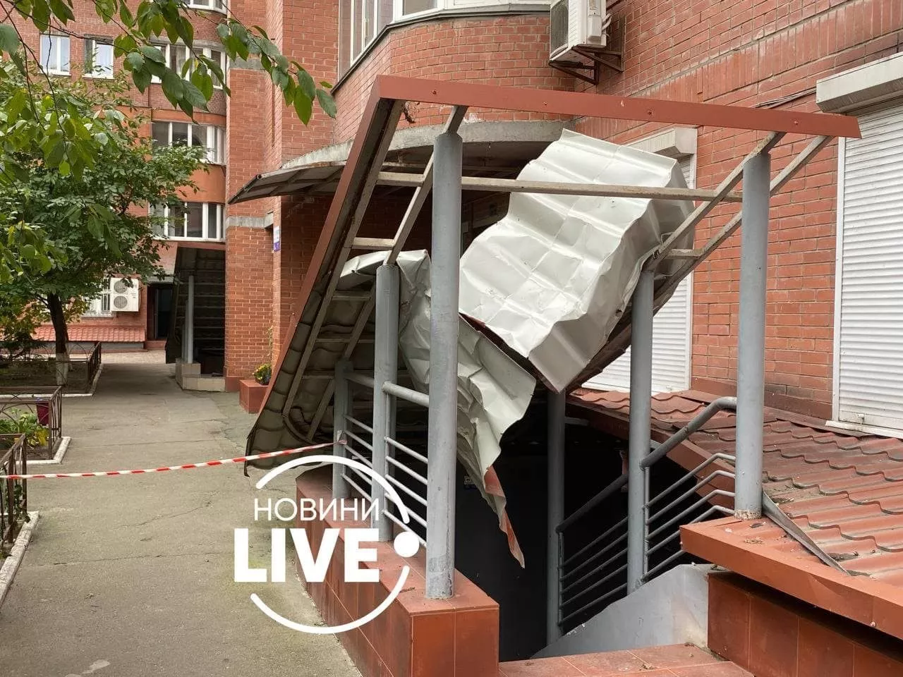 В Дарницком районе столицы с окна многоэтажки выпала женщина / Фото: Новини LIVE