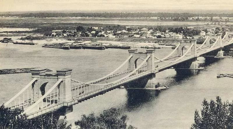 Так выглядел Цепной мост в Киеве. Он был уничтожен в 1920 году / Фото архив