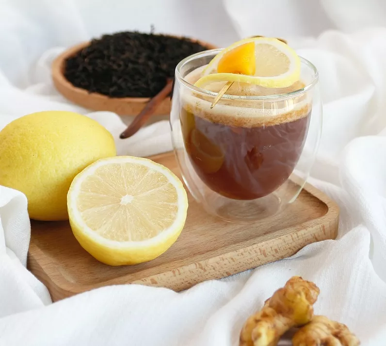 В зеленый или травяной  чай полезно добавлять лимон, имбирь и мед, чтобы снизить холестерин