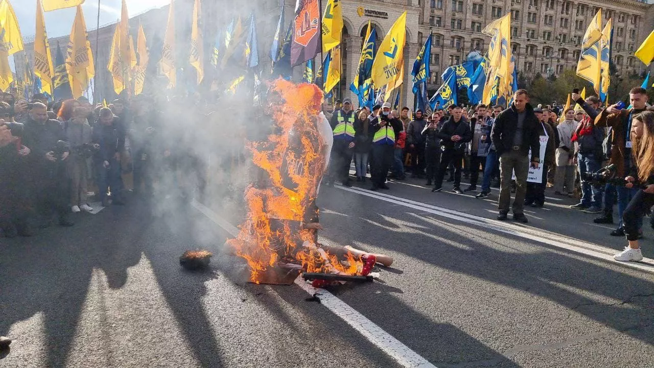 На Марші УПА в Києві спалили опудало. Фото Дмитро Гордійчук, "Сьогодні"