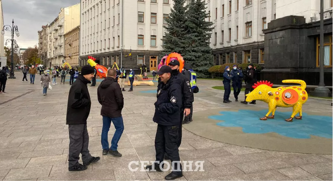 Полиции и детям сегодня никто не мешал на Банковой праздно проводить время / Фото Дмитрий Гордийчук, "Сегодня"