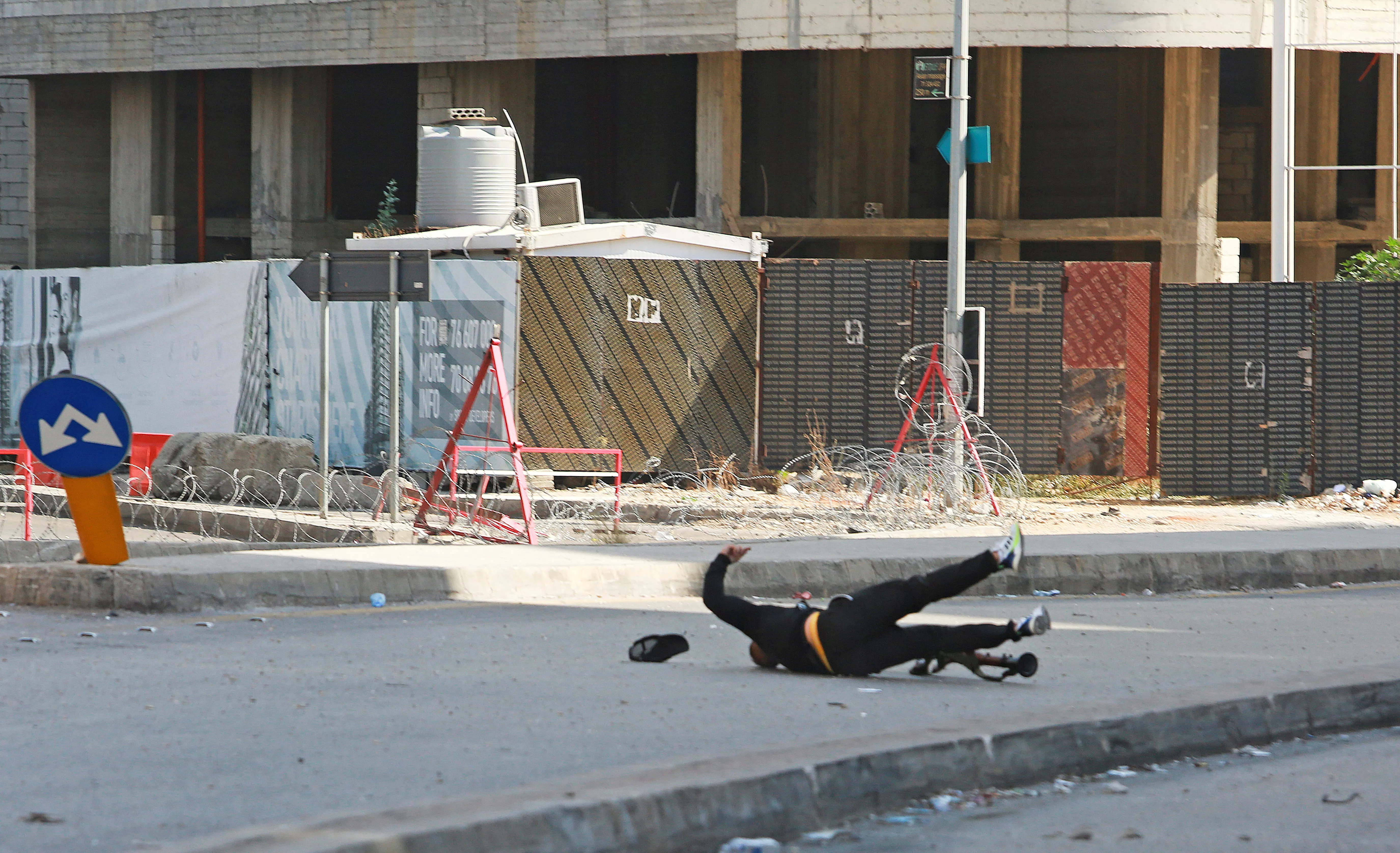 Гибель человека посреди улицы/Фото: REUTERS/Aziz Taher