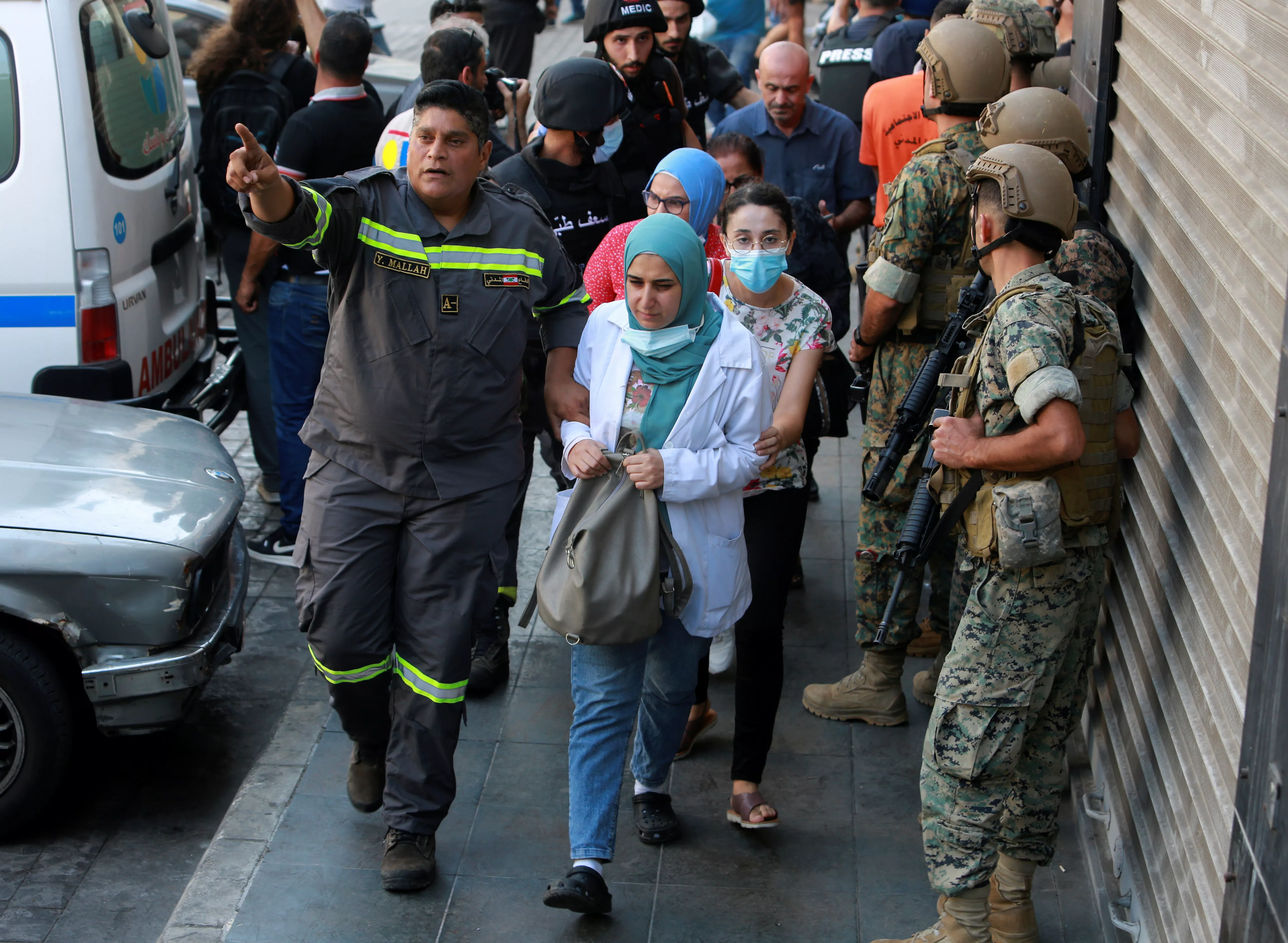 Член гражданской обороны помогает эвакуировать мирных жителей после стрельбы в Бейруте/Фото: REUTERS/Aziz Taher