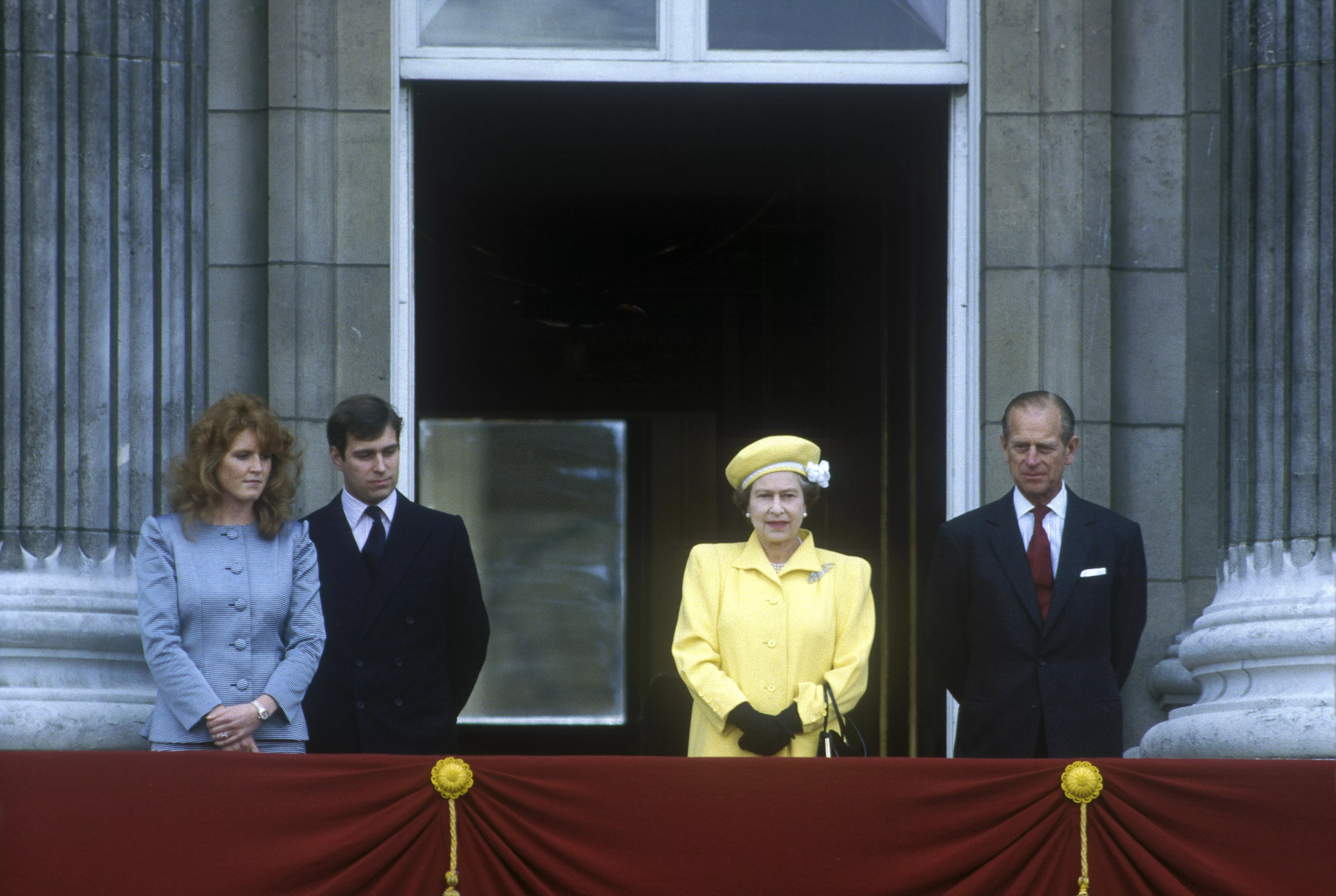 Сара Фергюсон с принцем Эндрю и Елизавета II с принцем Филиппом