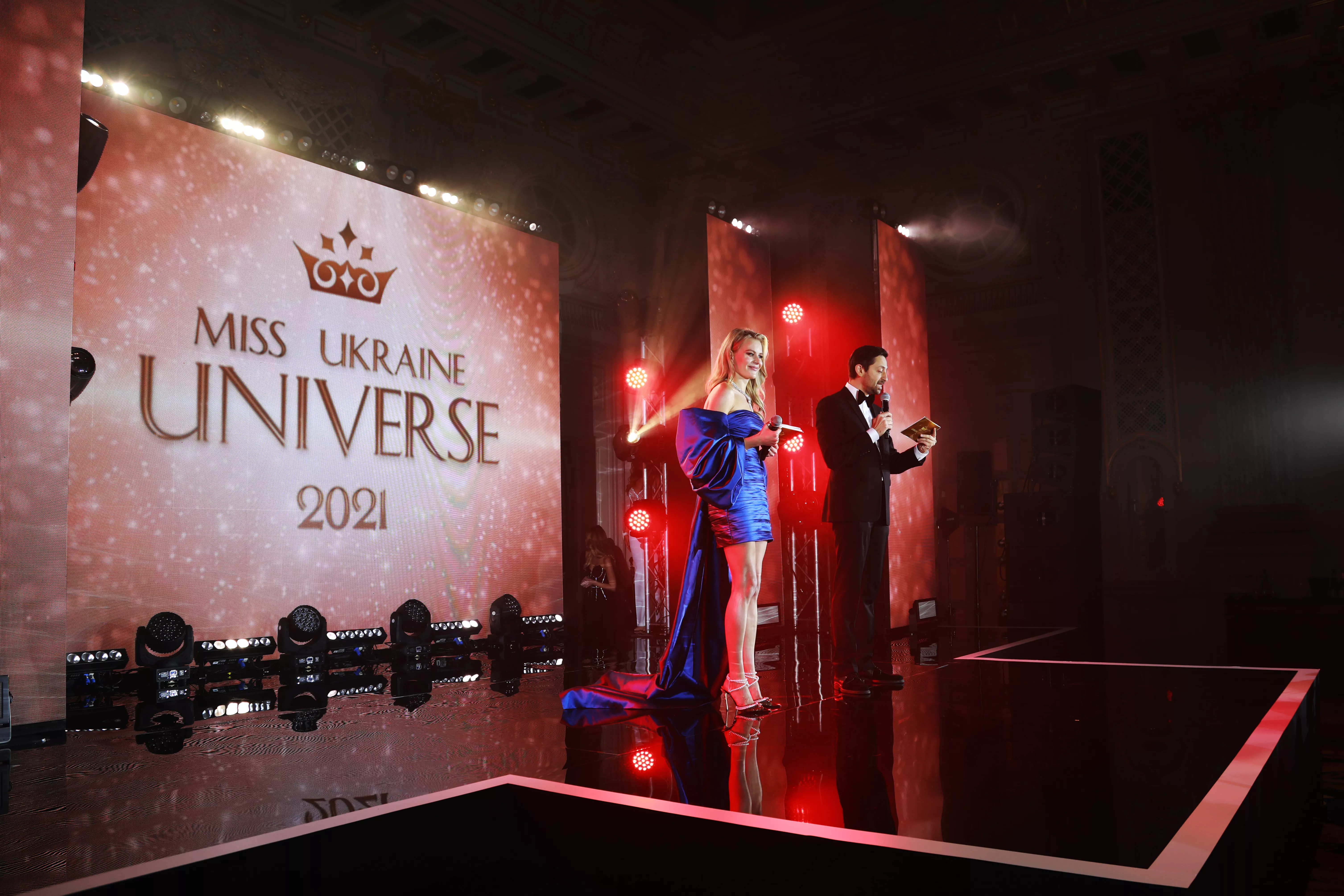 Ведущие "Мисс Украина Вселенная 2021" Андрей Шабанов и Юлия Буряк