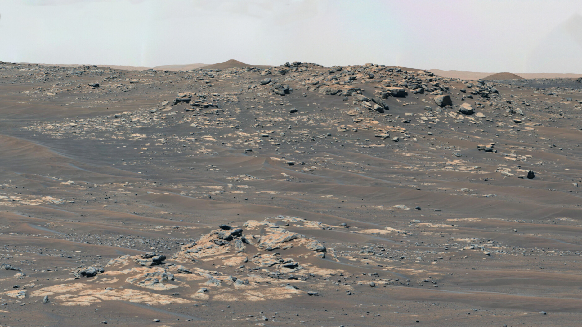 Посмотрите на цветное фото с поверхности Марса, которое прислал марсоход Curiosity