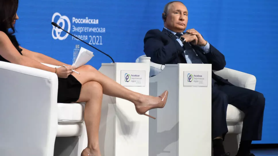 Журналістку звинуватили в тому, що вона простягає ногу до Путіна. Фото: з відкритих джерел