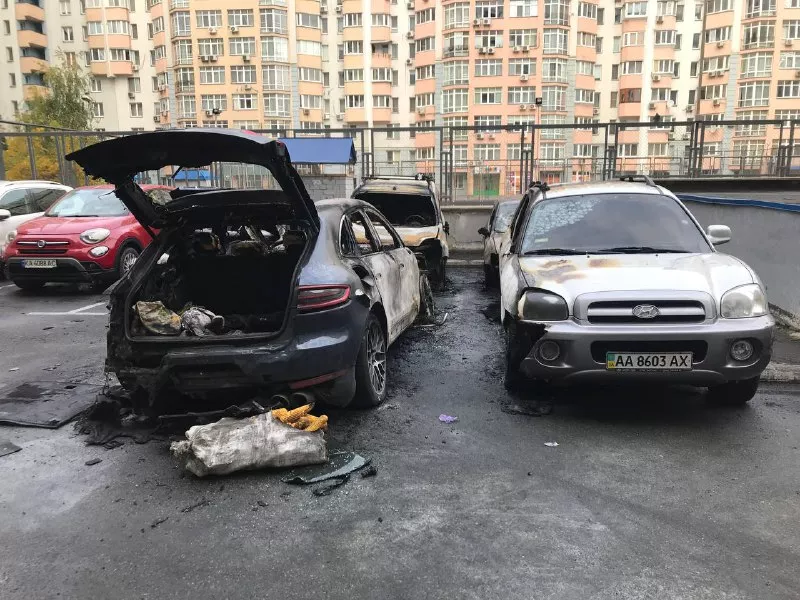У Києві згоріли п'ять авто. Фото: "Інформатор"