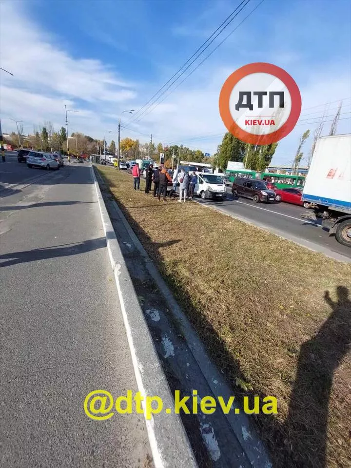 Автомобіль на швидкості збив поліцейського/Фото: Facebook: dtp.kiev.ua