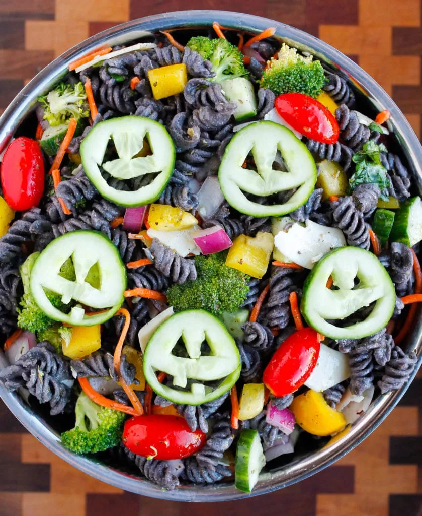 Салат из макарон на Хэллоуин