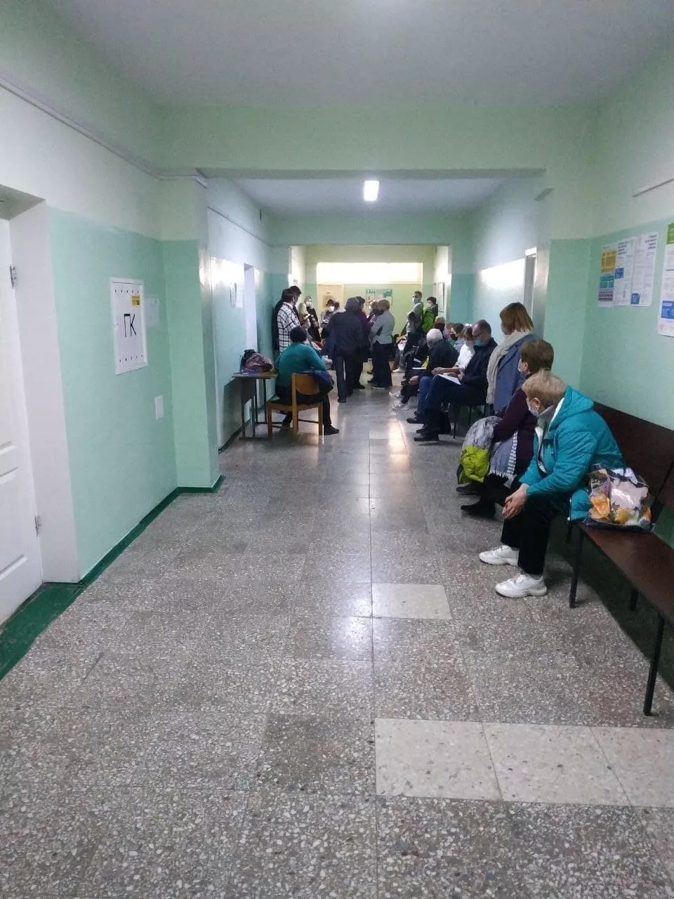 Черга на вакцинацію у міській поліклініці №26. Фото з Telegram-каналу "Ху**вий Харків".