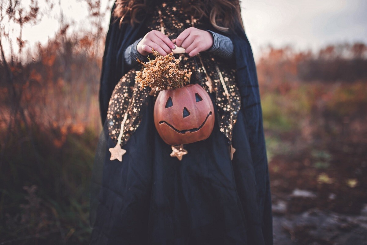 Змінюйте своє ставлення до Хелловіна, спробуйте взяти участь у карнавалі, можливо навіть – приготувати костюм
