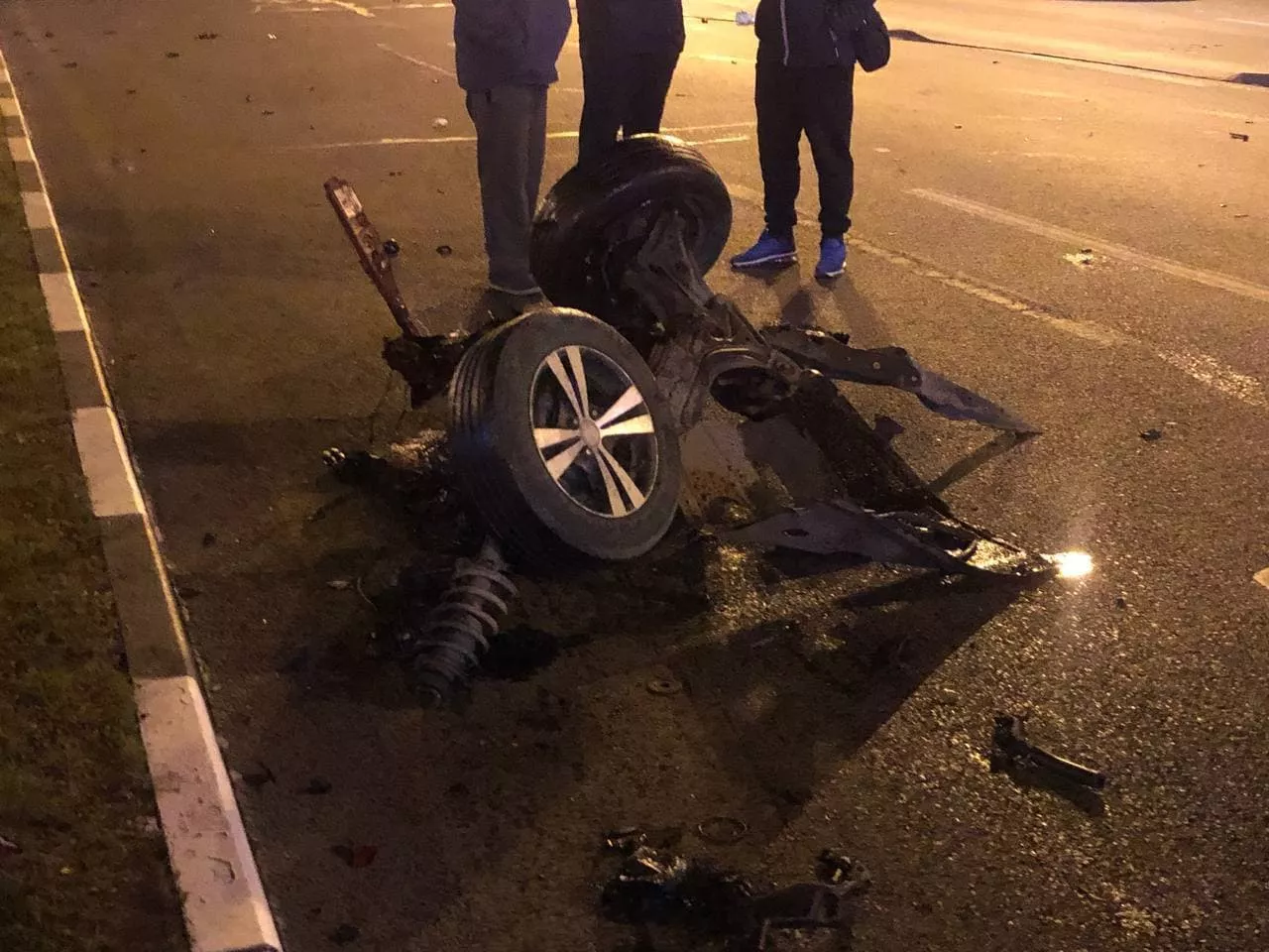Удар был такой мощный, что части автомобилей разлетелись вокруг/Фото: Telegram: Харьков 1654