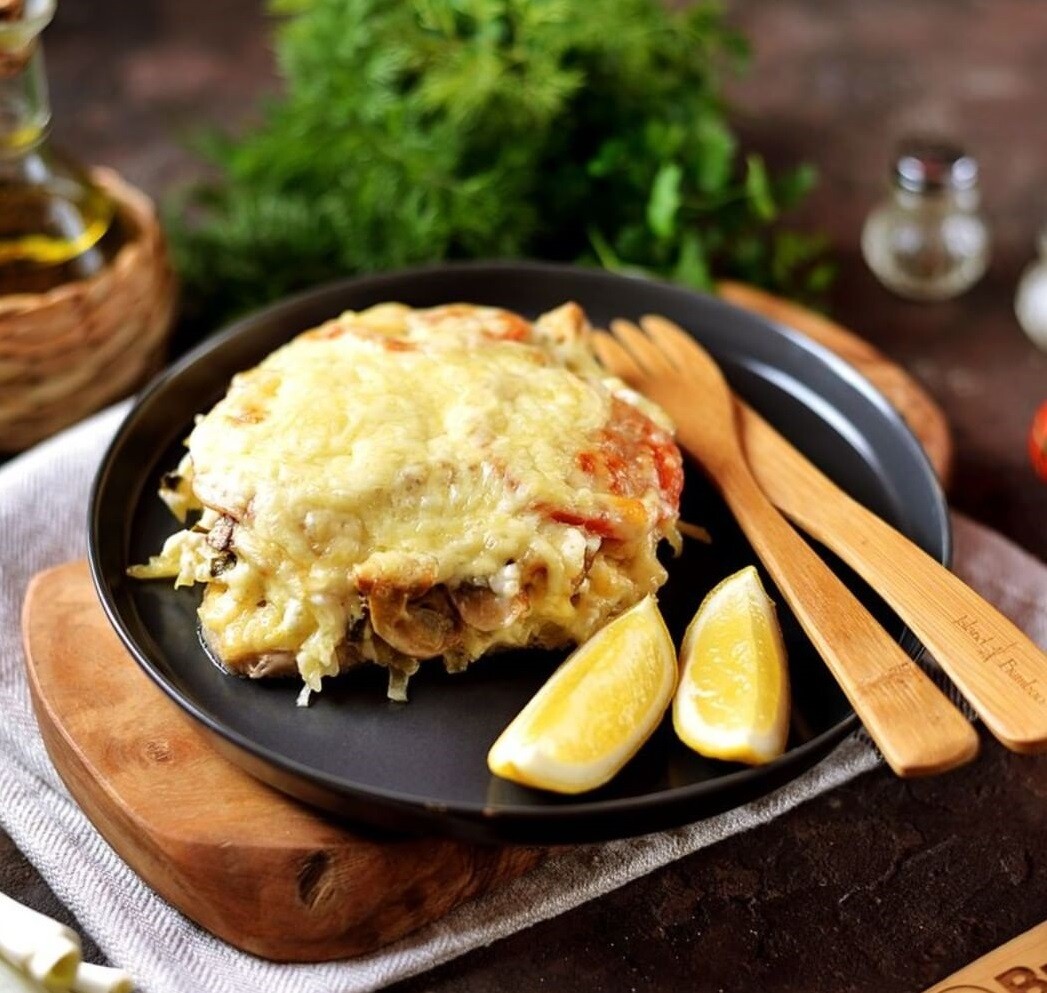 Мясо под сочной шубой в духовке - рецепт-праздник к ужину