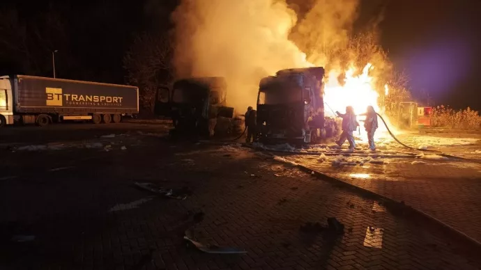 В результате взрыва загорелись два грузовика