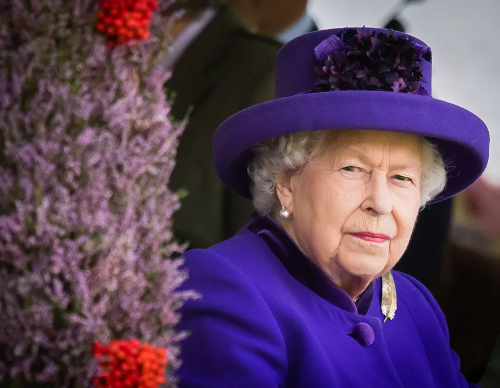 Королева Елизавета II лишила сына королевских званий