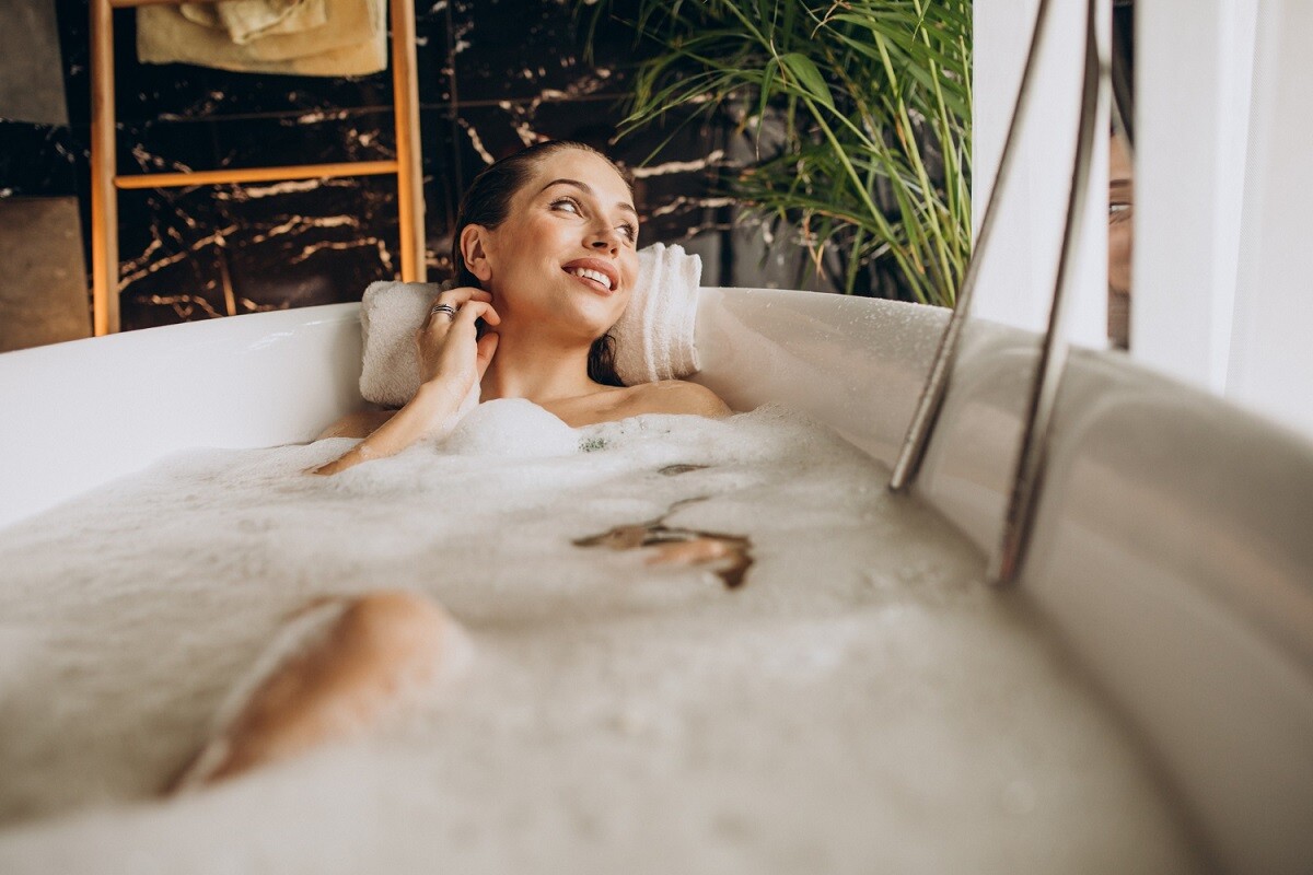 Расслабиться и быстрее заснуть помогут ванны с сосной, эвкалиптом, розмарином