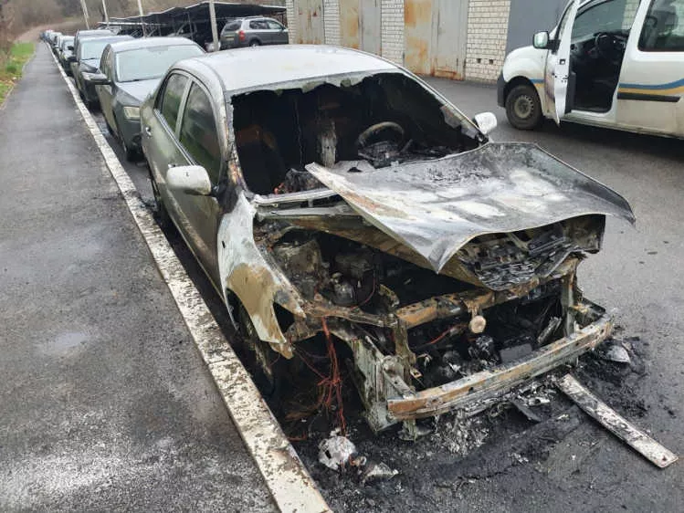 Что осталось от автомобиля сотрудника газеты "Время Добкина" после поджога / Фото: kharkov.comments.ua
