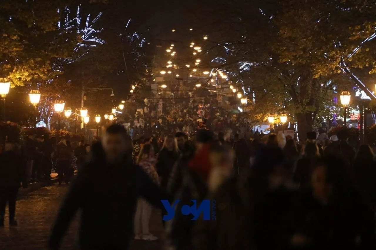 В Одесі багато людей вийшли святкувати Геловін на вулицю/Фото: Telegram/УСИ – новости Одессы