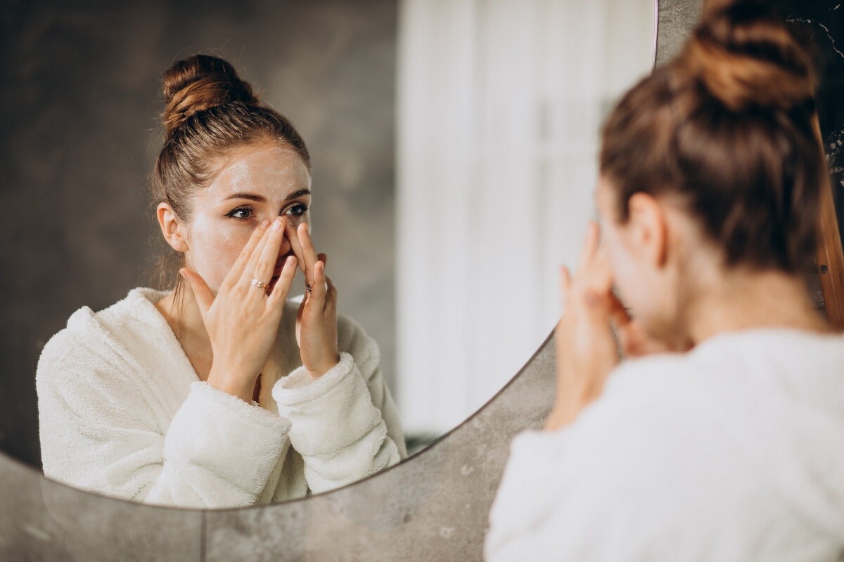 Правильний домашній догляд, а саме правильне очищення допоможе зберегти взимку шкіру обличчя. 