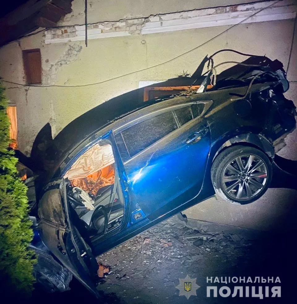 В Ивано-Франковской области ночью автомобиль Mazda 6 влетел в дом – один человек погиб