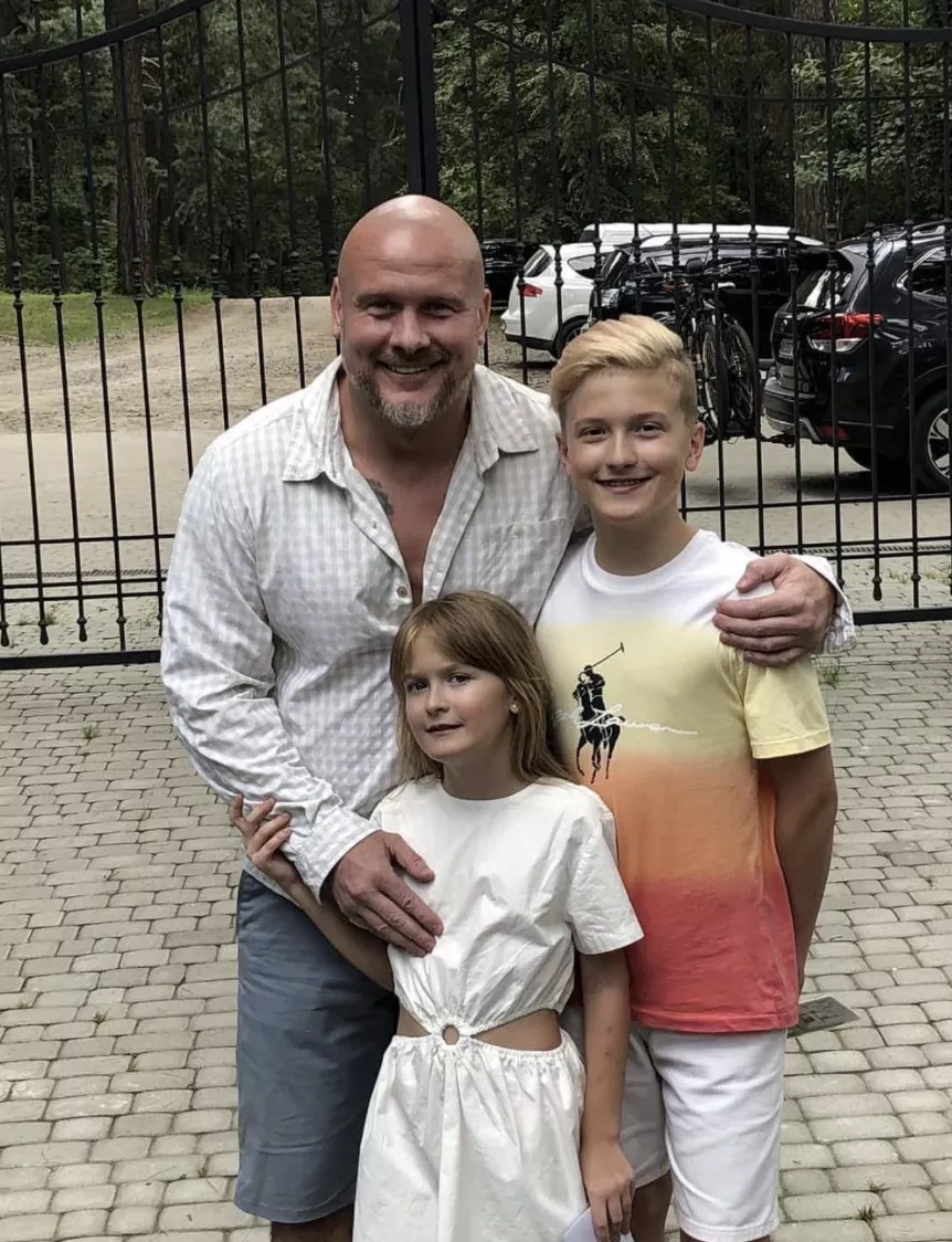 Вячеслав Узелков с детьми