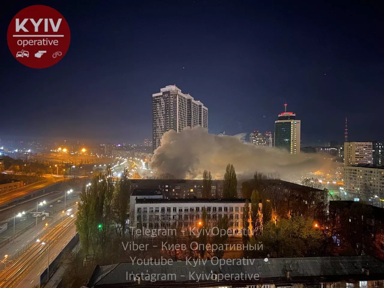 Спасатели пытаются потушить огонь/Фото: Telegram: Киев оперативный