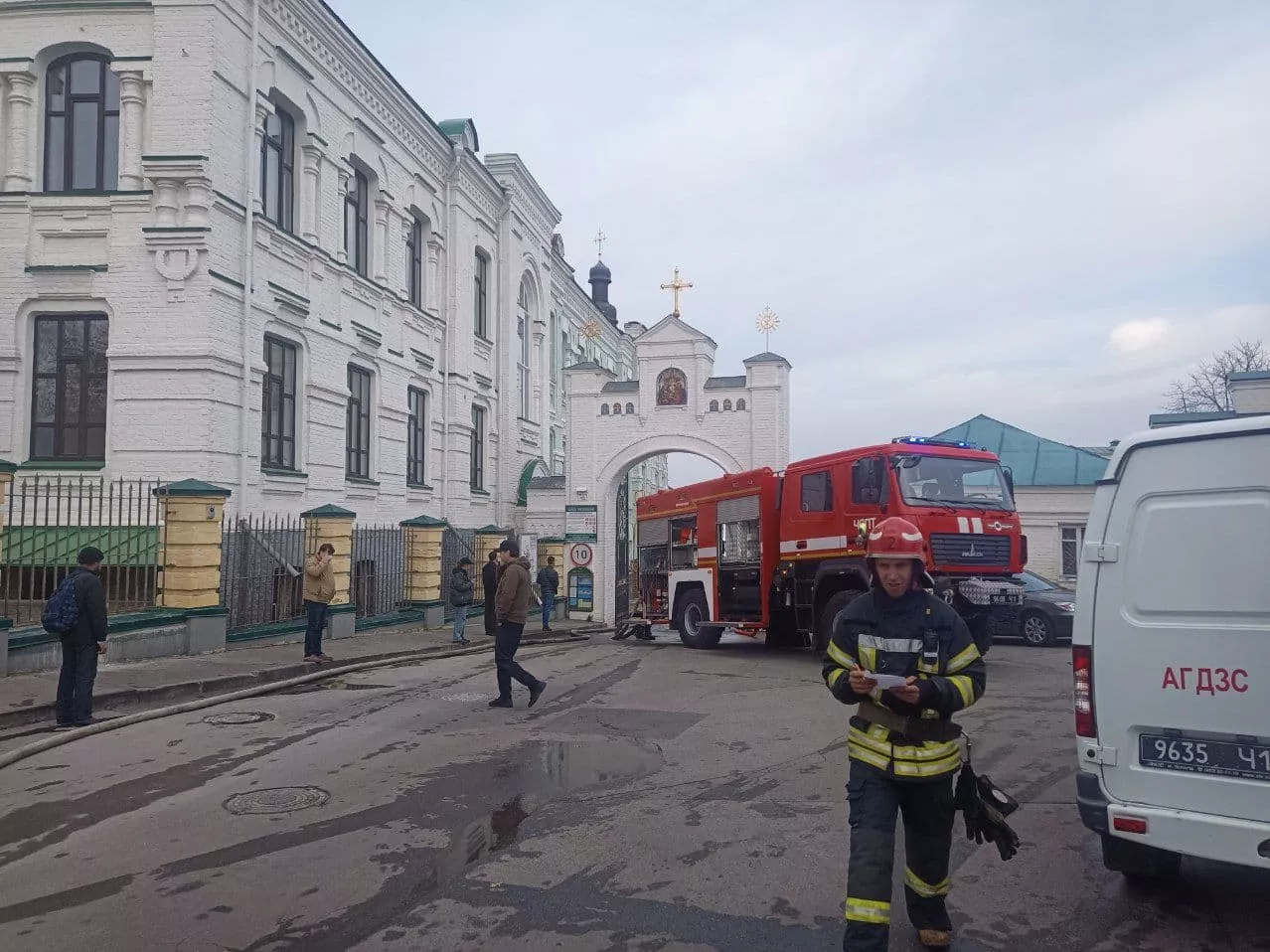 На місці працюють пожежники. Фото: ДСНС Києва