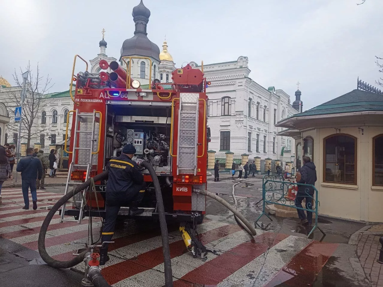 На место ЧП прибыли спасатели. Фото: ГСЧС Киева