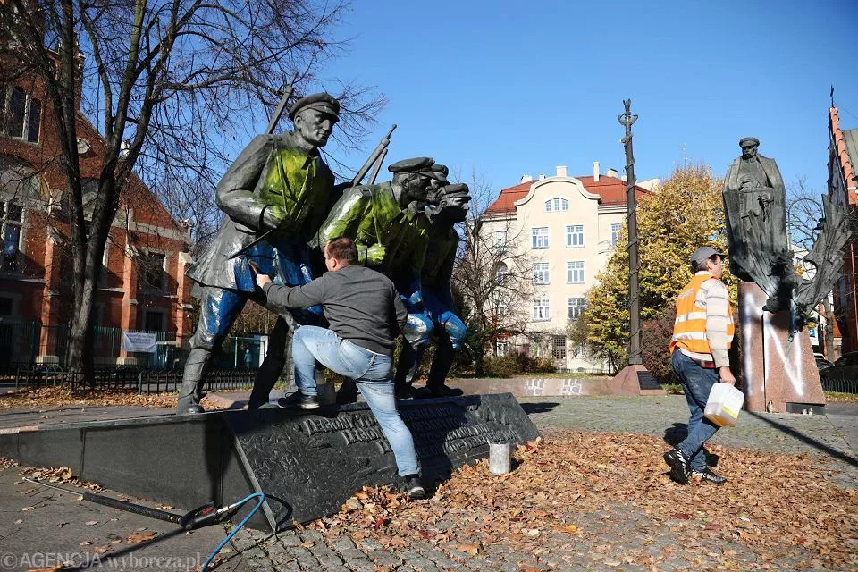 Пам'ятник відмивали близько 10-ї годин. Фото: Wyborcza