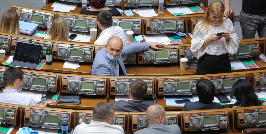 Нардепы уверены, что их не могут исключить из фракций или отобрать у них депутатские мандаты из-за объединения с Разумковым