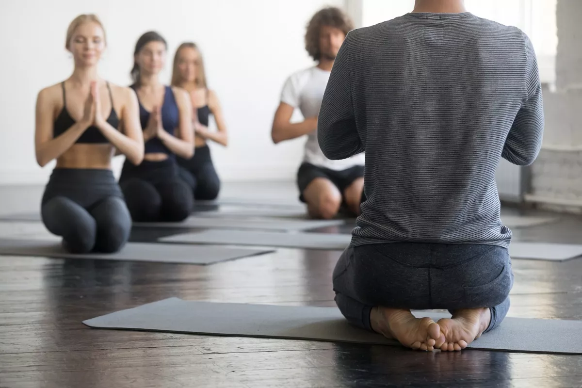Якщо ви ніколи не займалися йогою, то початкове навчання потрібно пройти з йога-тичером