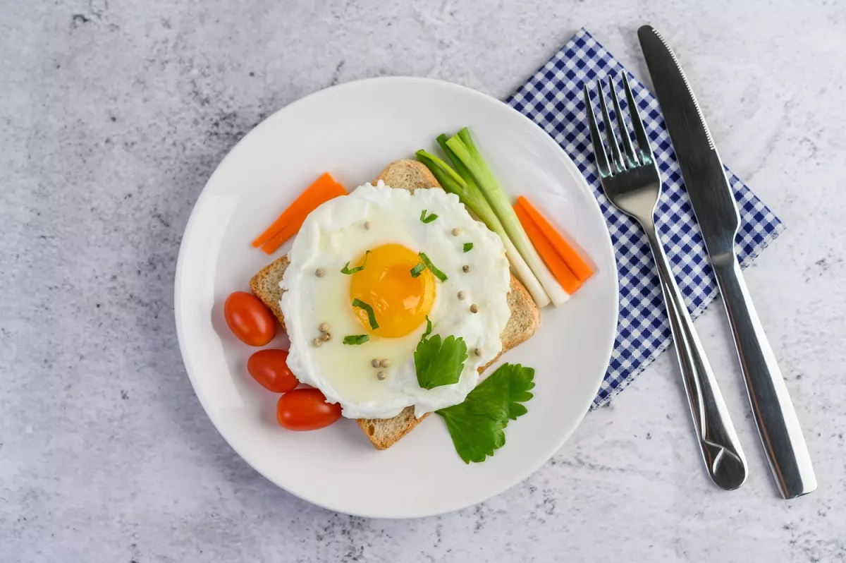 Яйца улучшают работу желчного пузыря, в них много белка, поэтому их советуют есть на завтрак