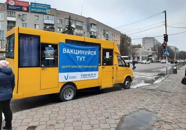Мобільний пункт вакцинації у Новомосковську. Фото Telegram-каналу "Дніпро обласний".