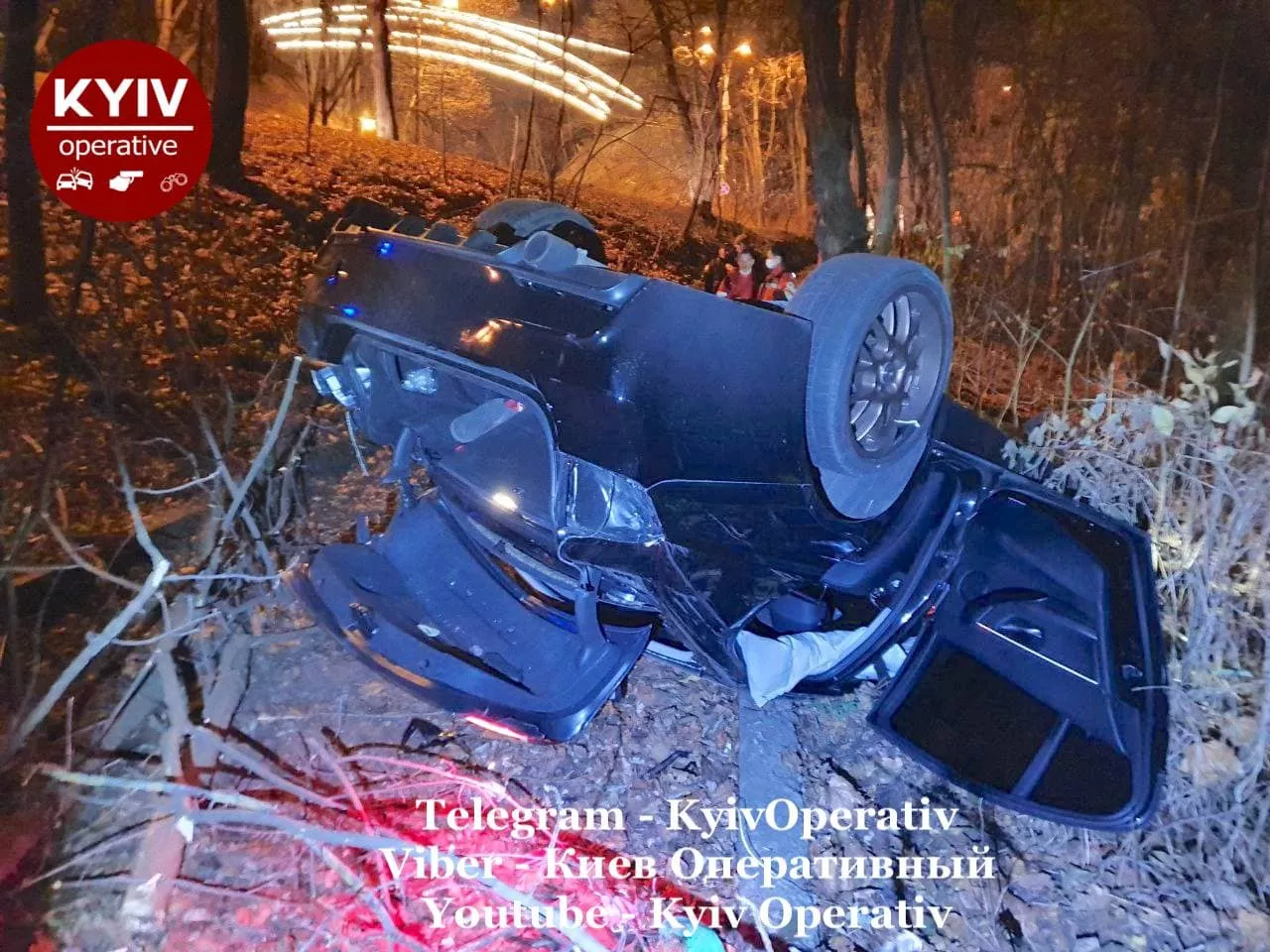 Автомобиль перевернулся сразу после того, как слетел с дороги/Фото: Telegram/Киев оперативный