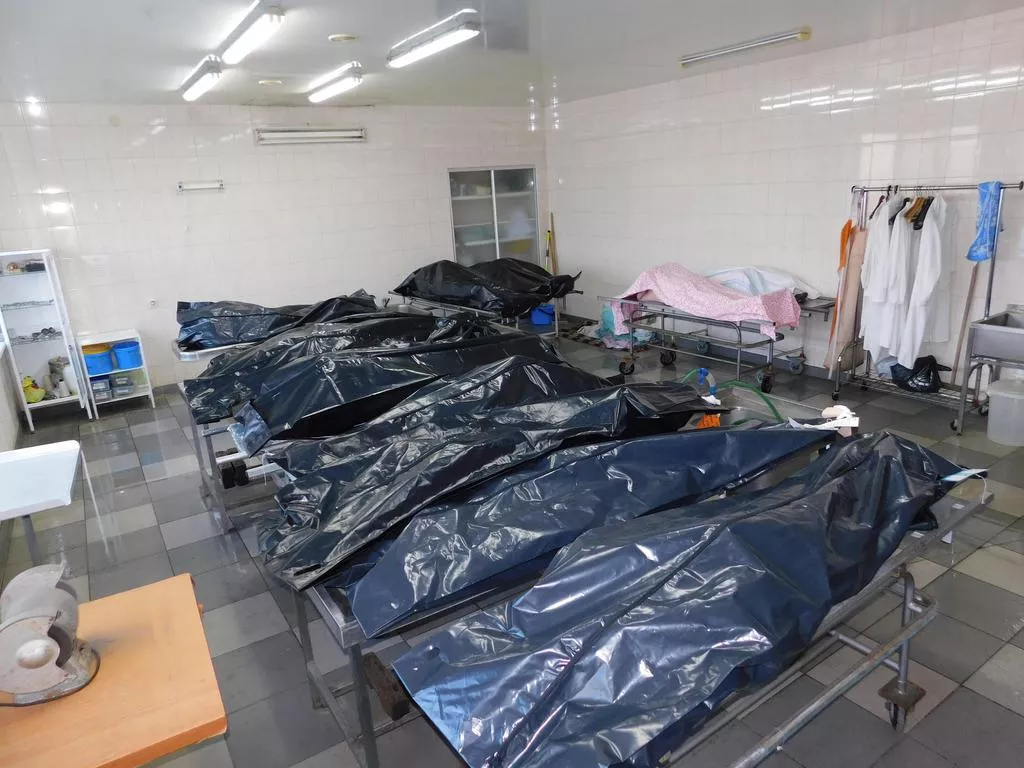Умерших складывают в ряд в черных пакетах/Фото: Полтавская ОГА