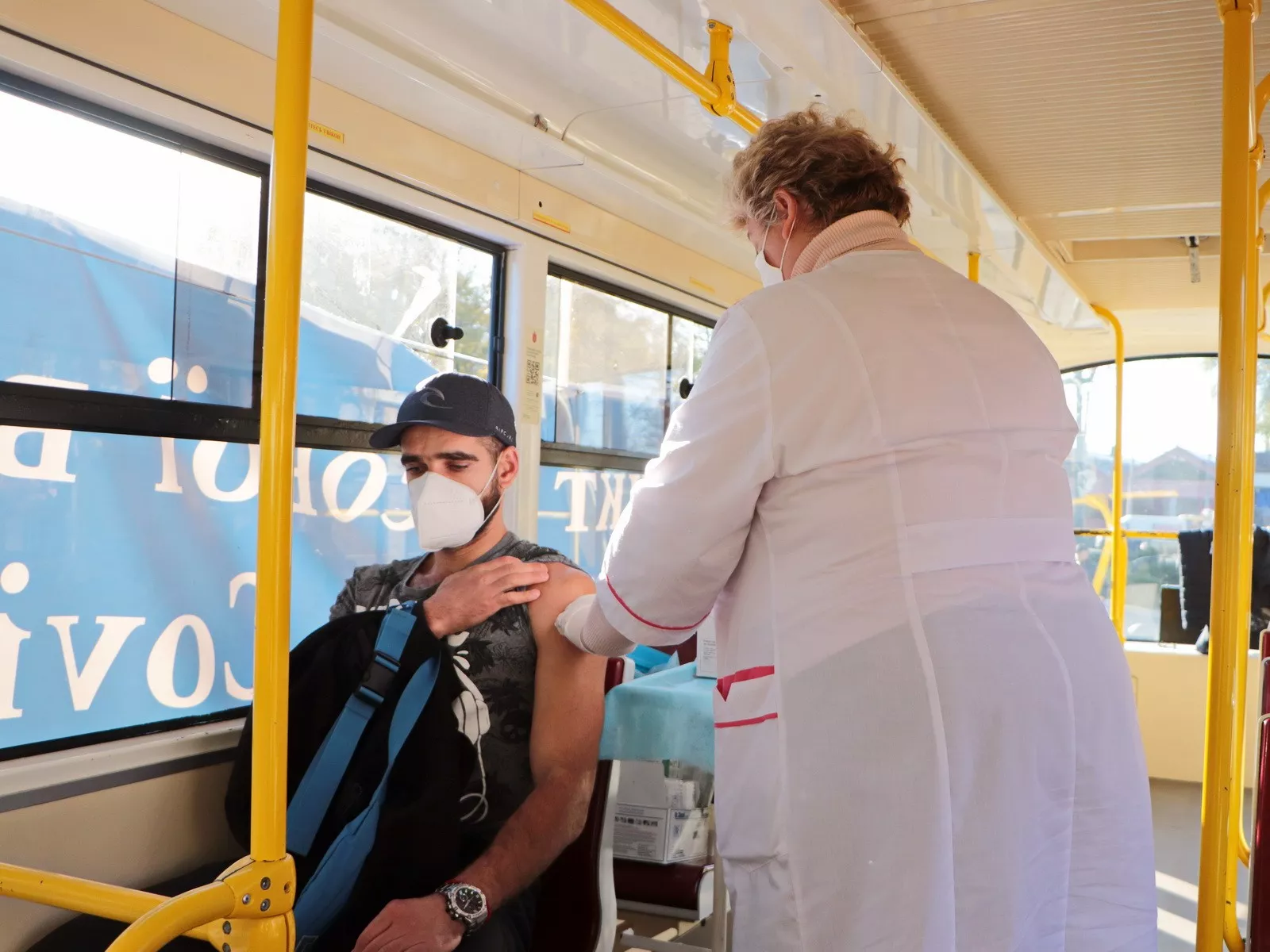 Вакцинація у трамваї. Фото: міськрада Одеси.