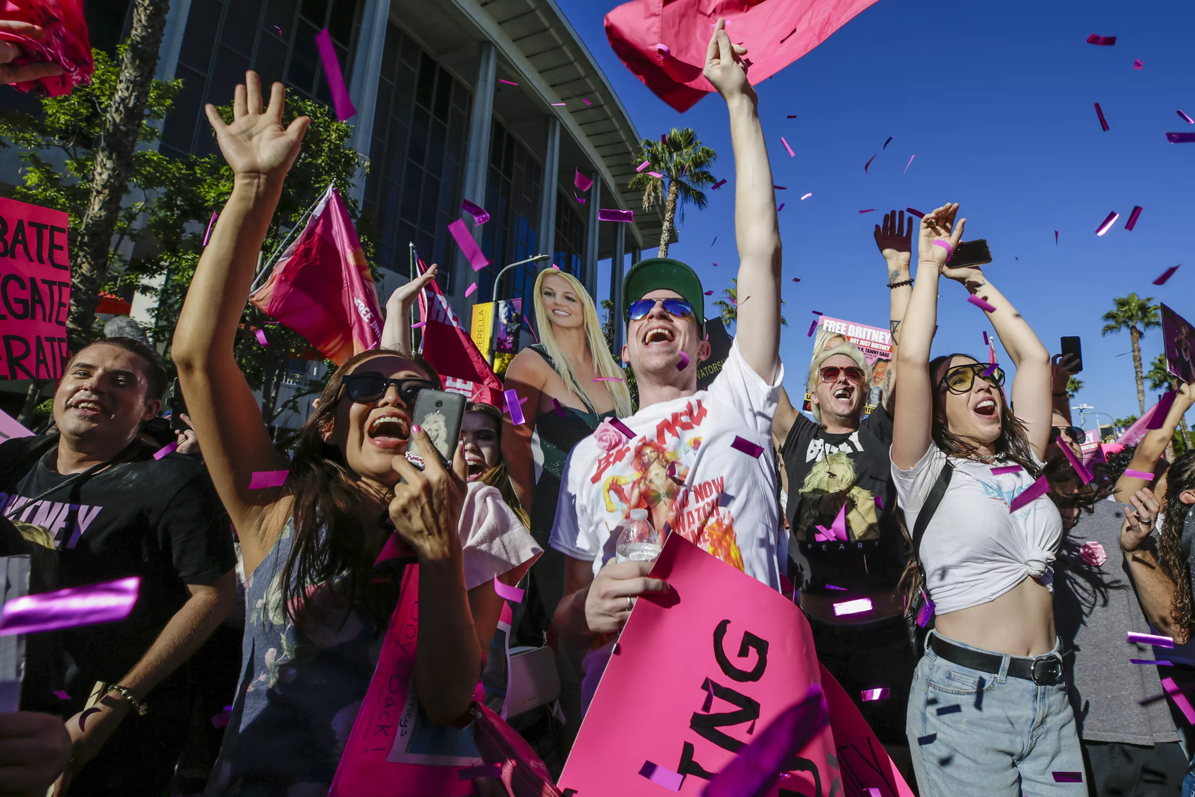 Фанати Брітні Спірс радіють її свободі біля будівлі суду Стенлі Моск у Лос-Анджелесі