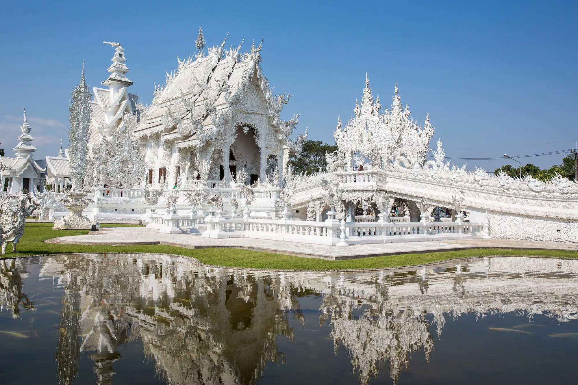 Туристи відвідують храми, один із найпопулярніших – "Білий Храм"