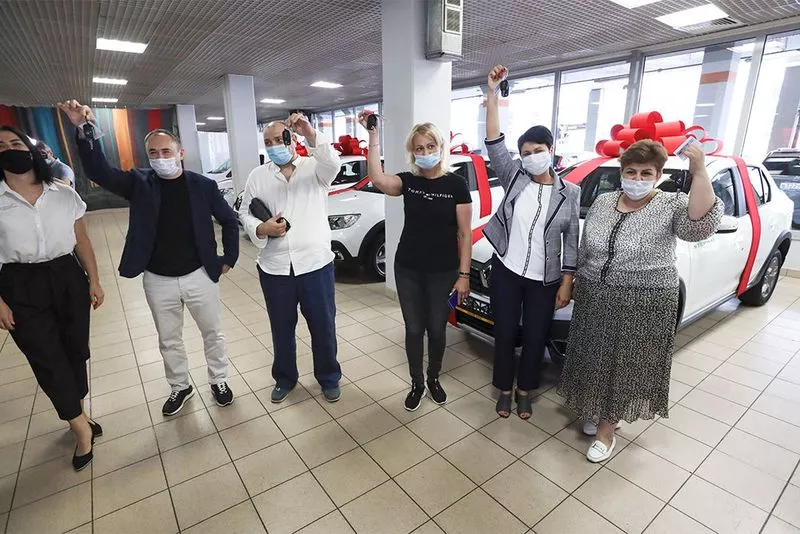 Среди вакцинированных москвичей разыграли 20 автомобилей Renault Logan. Фото: rg.ru