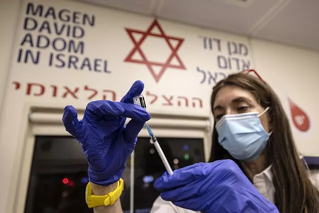 В Израиле давали бесплатные продуктовые наборы тем, кто отказывался от вакцинации по религиозным соображениям. Фото: АР