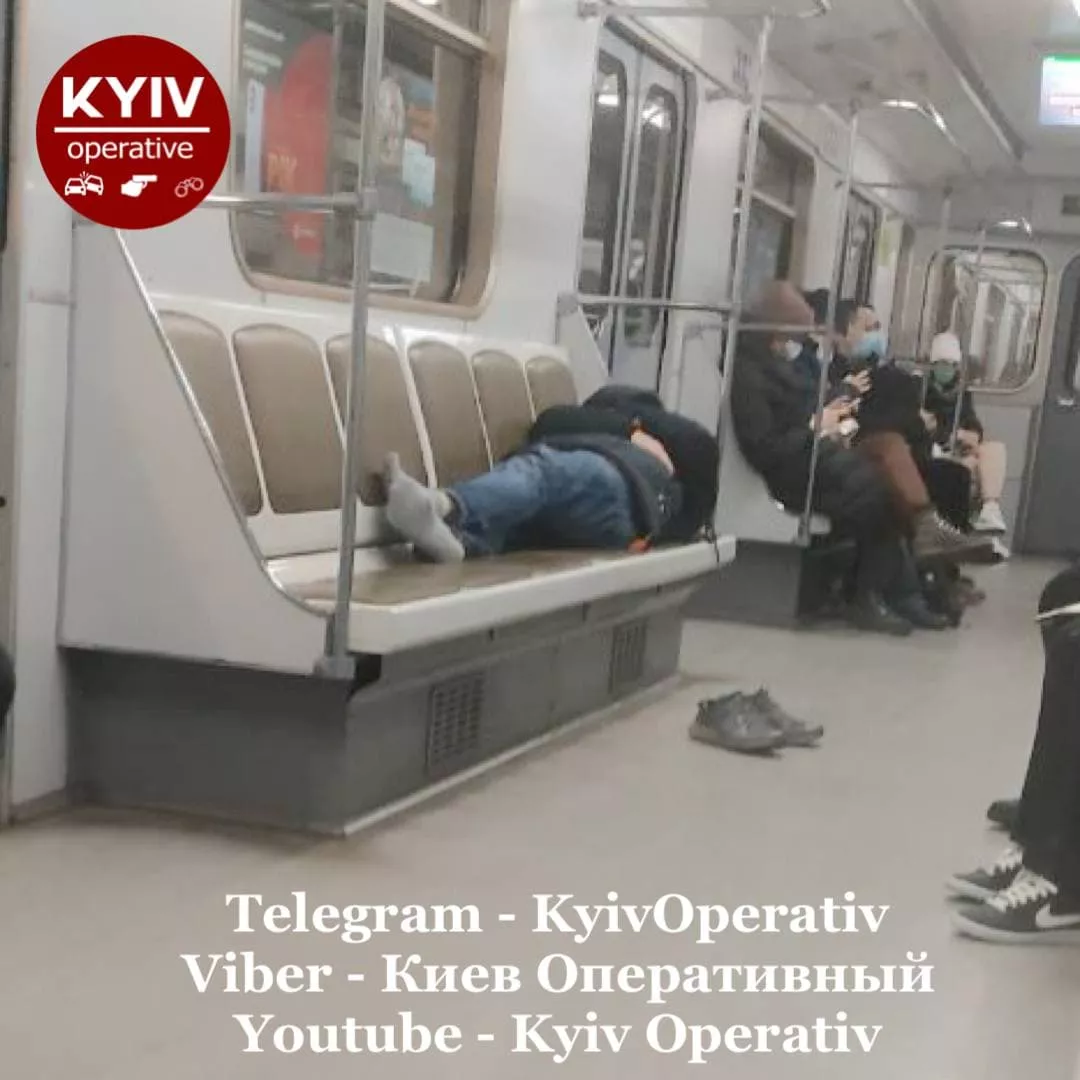 Мужчина лежит в метро. Фото Telegram-канала "Киев оперативный"