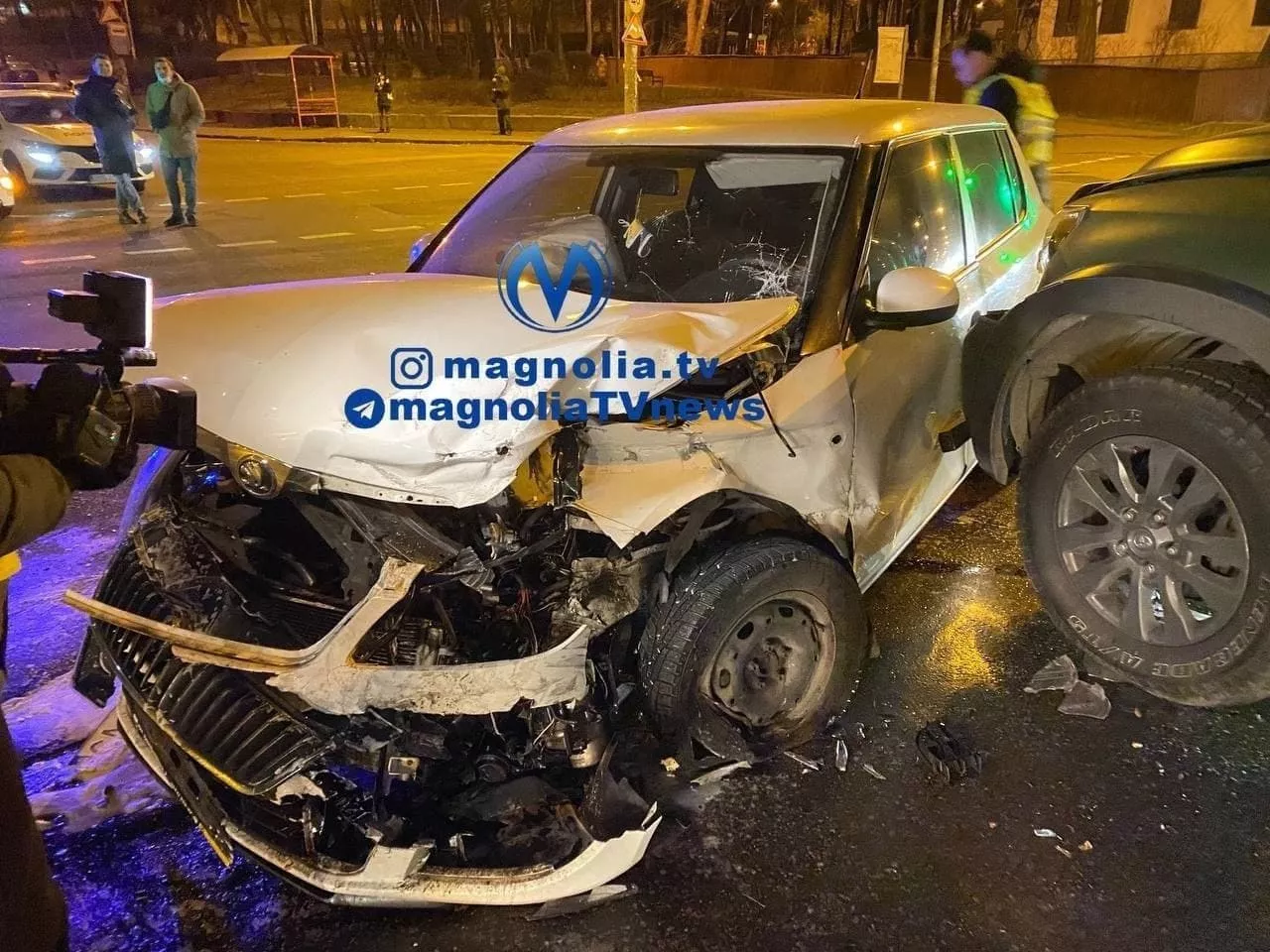 Водія автомобіля Skoda забрали до лікарні/Фото: Магнолія-ТВ