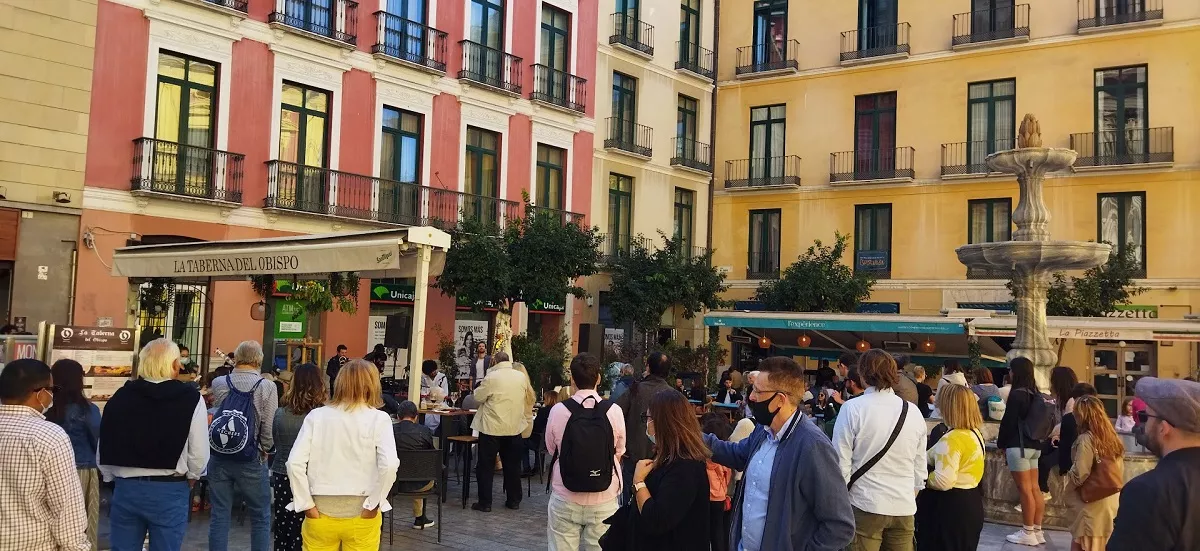 В Андалусии много людей ходят в масках на улице, хотя вас попросят надеть маску только в кафе, магазине и т.д.