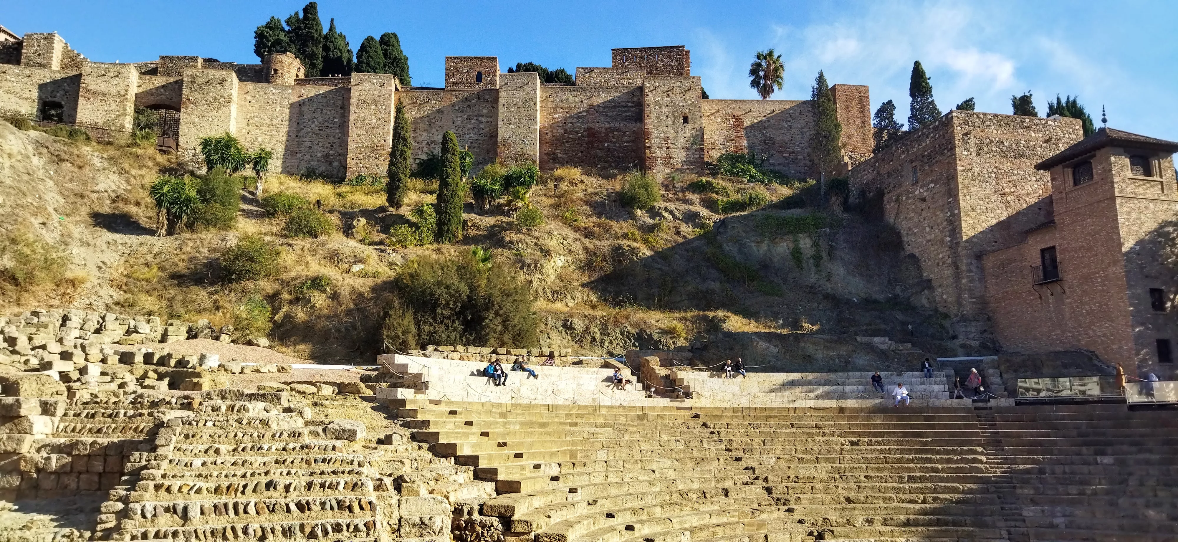 Возле хорошо сохранившегося римского амфитеатра любят отдыхать туристы и местные