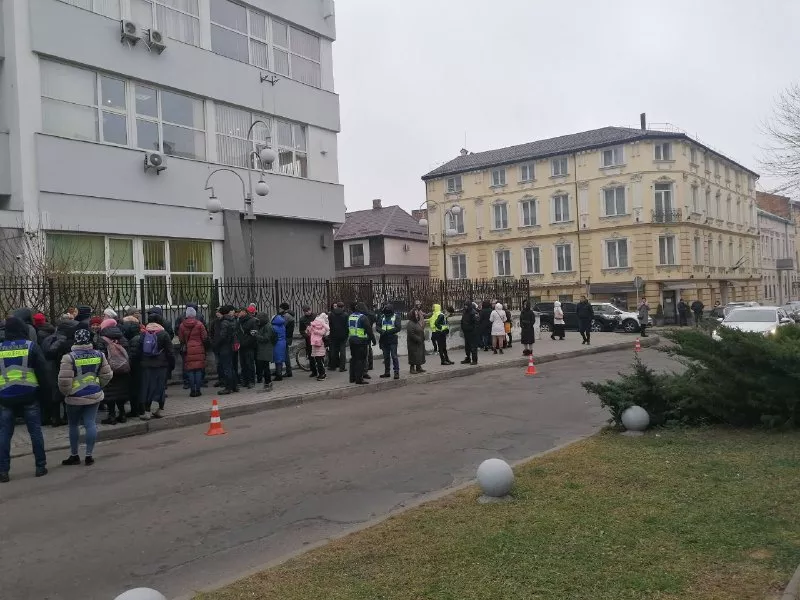 Що відбувається під судом у Львові. Фото: "Сьогодні"